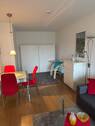 Wohn/Essbereich mit Klappbetten im Schrank - 