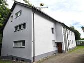 Hauszugang - Die Sonne jeden Tag zu Gast: Ruhig gelegene 3-Zimmer-DG-Wohnung in 9-Familien-Haus mit Stellplatz
