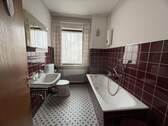 Badezimmer mit Badewanne - 