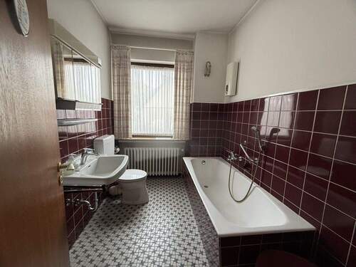 Badezimmer mit Badewanne - 