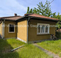 Berlin-Altglienicke Bungalow - Einfamilienhaus mit schönem großem Garten und viel Nebengelass