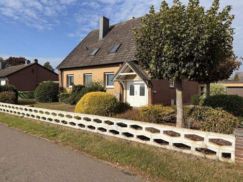 Außenansicht - Helle, frisch sanierte Erdgeschosswohnung mit Terrasse und großem Garten in Feldrandlage!
