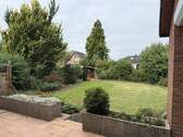 Blick von der Terrasse in den Garten - 