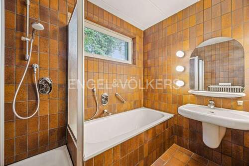 Tageslicht Bad im oberen Bereich mit Wanne und Dusche - 