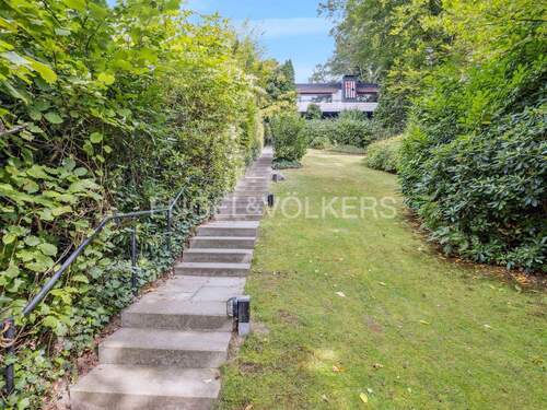 Blick vom Unterberg zum Haus - 6 Zimmer Mehrfamilienhaus, Wohnhaus zum Kaufen in Hamburg