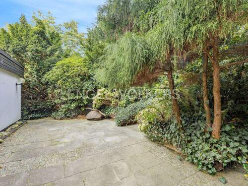 Große Terrasse hinter dem Haus - 