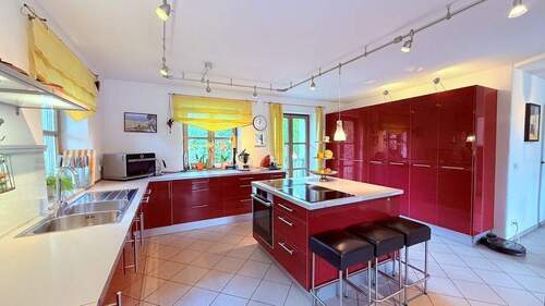 Küche mit EBK und Balkon - 