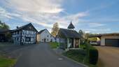 Dorfmittelpunkt mit Kapelle - 