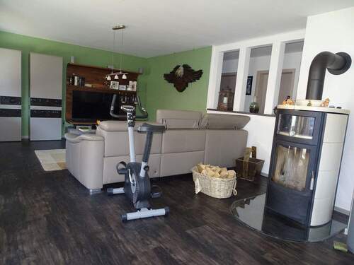 Wohnzimmer mit Kaminofen - 8 Zimmer Einfamilienhaus zum Kaufen in Bad Dürrheim