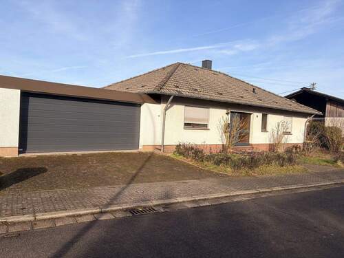Bild 1 - Freistehender Bungalow mit Einliegerwohnung in begehrter Randlage von Marpingen-Berschweiler