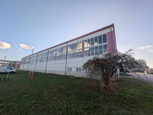 Seitenansicht - Halle zur Miete in Leuna