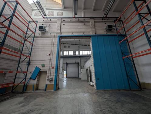 Blick aus einer Halle in die Vorhalle - 