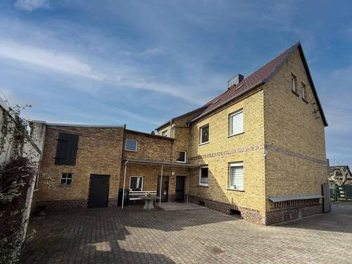 Nord-Ost-Ansicht - Zweifamilienhaus in Mühlbeck Wohnen nur wenige Schritte vom See entfernt mit grünem Gartengrundstück