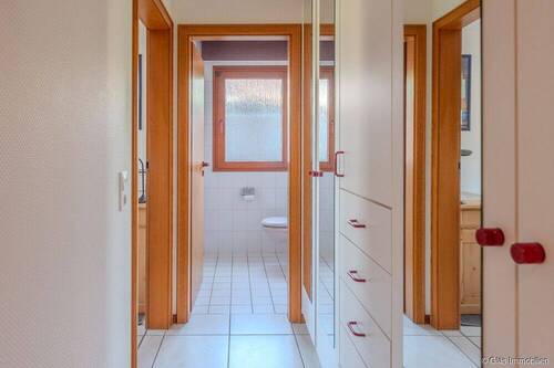 Flur mit Garderobenschrank - 
