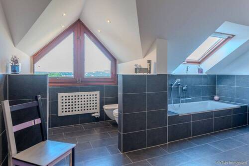 Modernes Badezimmer mit Fernsicht - 