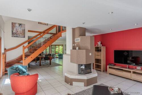 Wohnzimmer mit Blick Richtung Esszimmer - 7 Zimmer Einfamilienhaus in Wadgassen