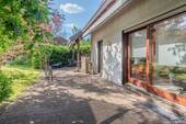 Terrasse mit Markisen über die gesamte Breite - 