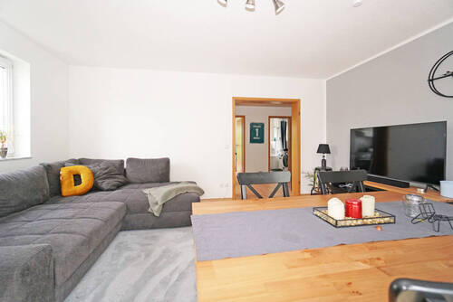 Wohnen, Blick zum Flur - 2 Zimmer Etagenwohnung in Dresden / Mockritz