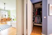 Blick in die Ankleide und Wohnzimmer - 