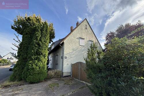 Vorderansicht - Sanierungsobjekt mit Potential - 255.000,00&nbsp;EUR Kaufpreis, ca.&nbsp; 92,20&nbsp;m&sup2;&nbsp;Wohnfl&auml;che