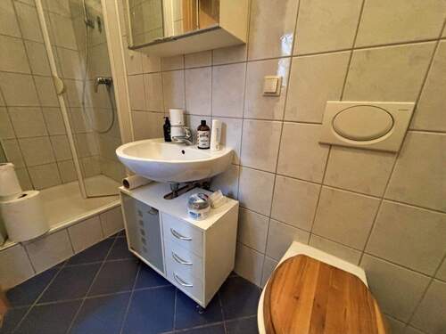 Gäste-WC mit Dusche - 