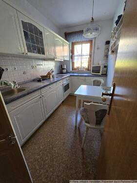 Küche mit Einbauküche - Etagenwohnung mit 68,00 m&sup2; in Hohenstein-Ernstthal zum Kaufen