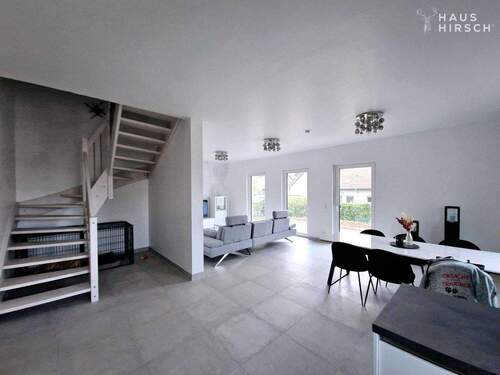 Rechte Seite: Wohn-Essbereich - 7 Zimmer Mehrfamilienhaus, Wohnhaus in Modautal