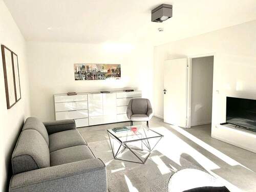 Wohnraum - Sanierte City-Wohnung in begehrter Wohnlage nahe Steinplatz – mit separatem Tiefgaragenstellplatz bei Bedarf