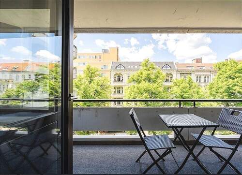 Blick zum Balkon - 