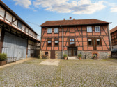 Wohnhaus mit Blick zum Nebengebäude - FACHWERK-ROMANTIK TRIFFT NATURIDYLL - PERFEKTE RUHE DIREKT AM ORTSRAND! KEINE KÄUFERPROVISION!