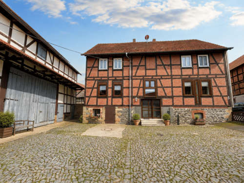 Wohnhaus mit Blick zum Nebengebäude - FACHWERK-ROMANTIK TRIFFT NATURIDYLL - PERFEKTE RUHE DIREKT AM ORTSRAND! KEINE KÄUFERPROVISION!