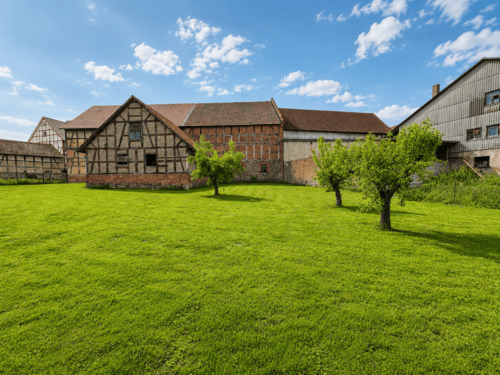 Garten hinter dem Nebengebäude - 6 Zimmer Mehrfamilienhaus, Wohnhaus zum Kaufen in Frielendorf