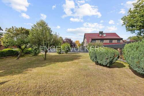 Gartenperspektive zum Nachbarn - 
