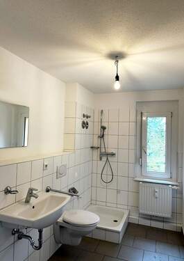 Bad mit Dusche + Fenster - 