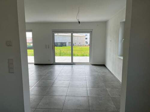 Blick aus der Küche in den Wohn-/Essbereich - 