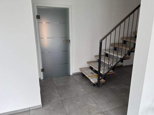 Treppe (noch abgedeckt) ins Obergeschoss - 