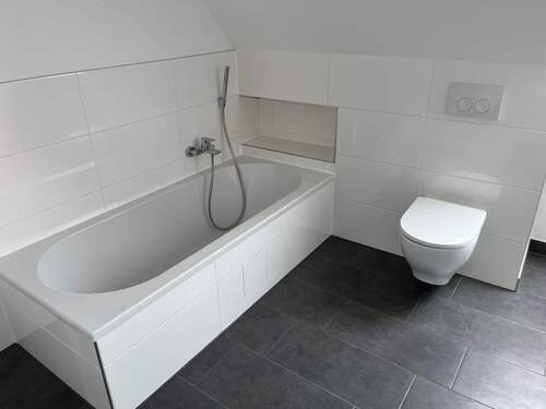 Sehr schönes Tageslichtbad mit Badewanne - 