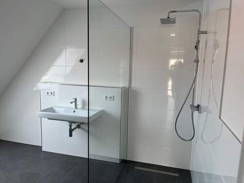 große, bodenebene Dusche - 