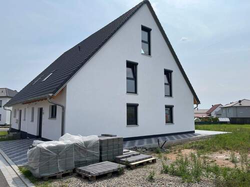 Außenansicht - Doppelhaushälfte mit 121,00 m&sup2; in Markt Erlbach zur Miete