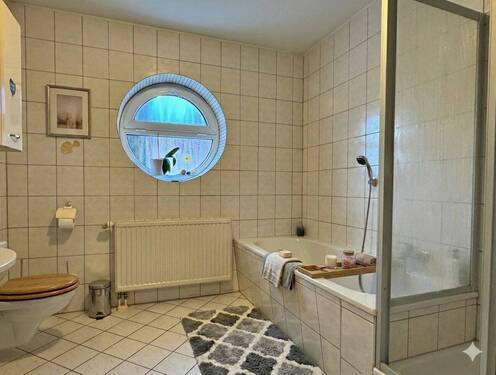 Bad mit Wanne und Dusche - 