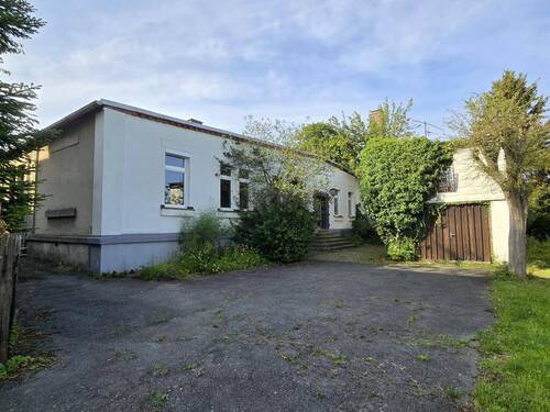 Außenansicht mit Garage - 