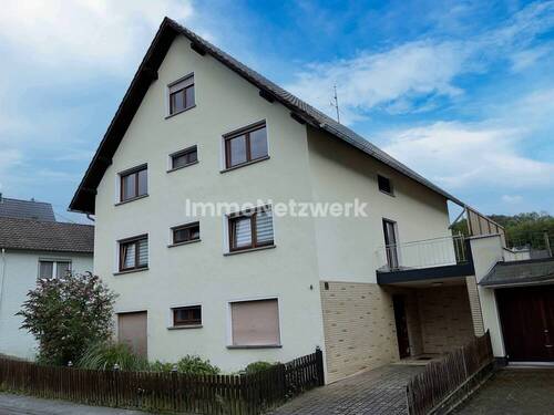 0.0_Strassenansicht_Hauseingang_ - Mehrfamilienhaus in Linz am Rhein - attraktives Investment mit zusätzlichem Baugrundstück