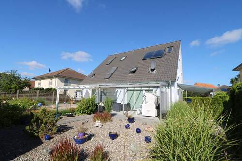 Gartenansicht - Traumhaftes Wohnen in Grömitz! Moderne DHH mit 3 Etagen, ausgebautem Dachgeschoss und Teil-Meerblick