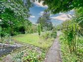 Angelegte Wege im Garten - 