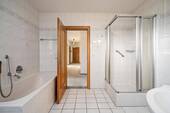 Bad mit Wanne und Dusche - 