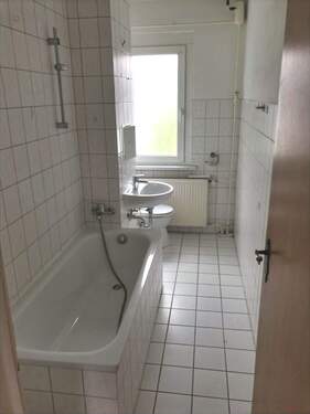 Bad mit Wanne - 4 Zimmer Etagenwohnung in Möckern