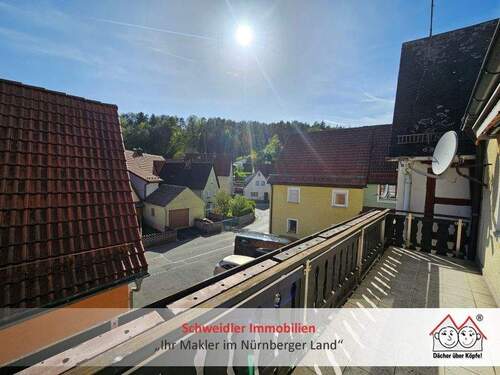 Balkonausblick - Ganz viel Platz! XXL-Haus mit Nebengebäude in ruhiger, zentraler Lage von Plech