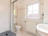 Badezimmer mit Dusche und WC - 