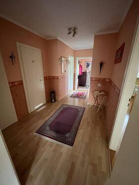 Flur - Helle & freundliche 2,5 Zimmerwohnung mit EBK und Balkon zum 01.09.2026 zu vermieten.