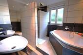 ..direkt daneben das exclusive Bad - 